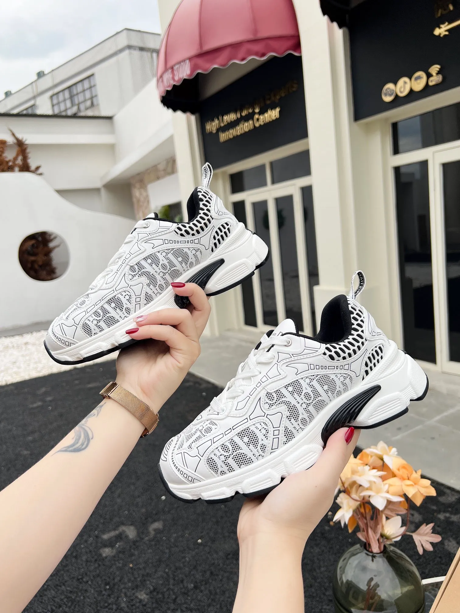 👟👟Ex-factory price 600👟👟 High version couple model🍸 Dior Dior | 2024 ˢˢDilraba, many stars have the same style. L’s 2024 spring and summer new products. The latest popular Chrono series, thick-soled mesh color-blocking running shoes, dad shoes, casual sports shoes series〰 Original purchase, development and production👍🏻This Dior Chrono sneaker is made of white and black mesh fabric with leather effect panels. The CD logo on both sides, the star patch on the tongue and the Dior logo on the heel, many details highlight the style. The two-tone laces, lightweight sole and star embellishment allow for a casual look all year round, complementing a variety of casual or elegant pieces. ♺Upper: Original imported first-layer cowhide + mesh ♺Inner lining: Original customized breathable lining ♺Outsole: Original molded EVA super light and super soft outsole ♺Heel height: 4.5cm ♺Size: Female 35-41 Male 39-45 (Female 40.41 Male 45 customized)